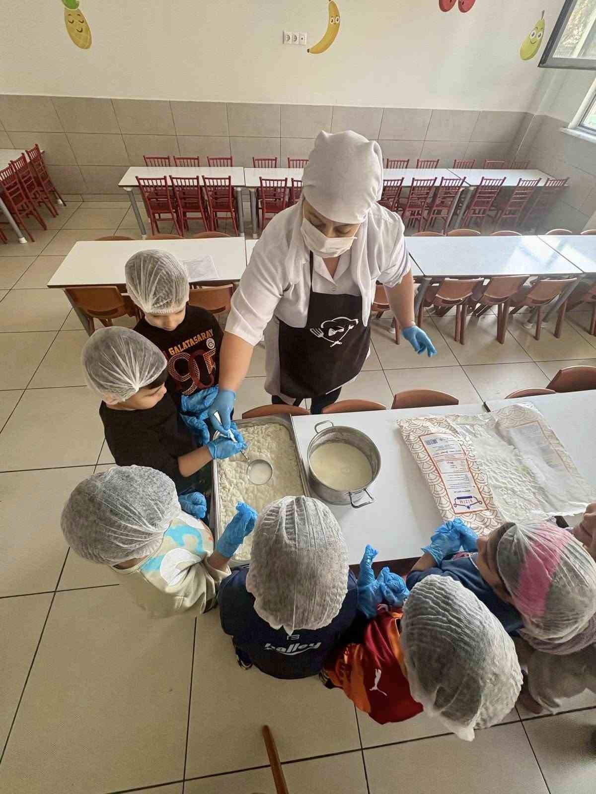 Muğla’da minik öğrenciler güllaç yapmayı öğrendi
