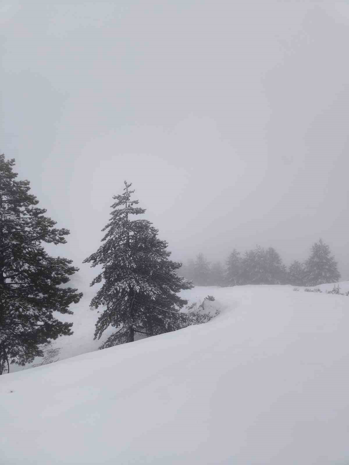 Muğla’da Nisan sürprizi Göktepe dağı beyaza büründü

