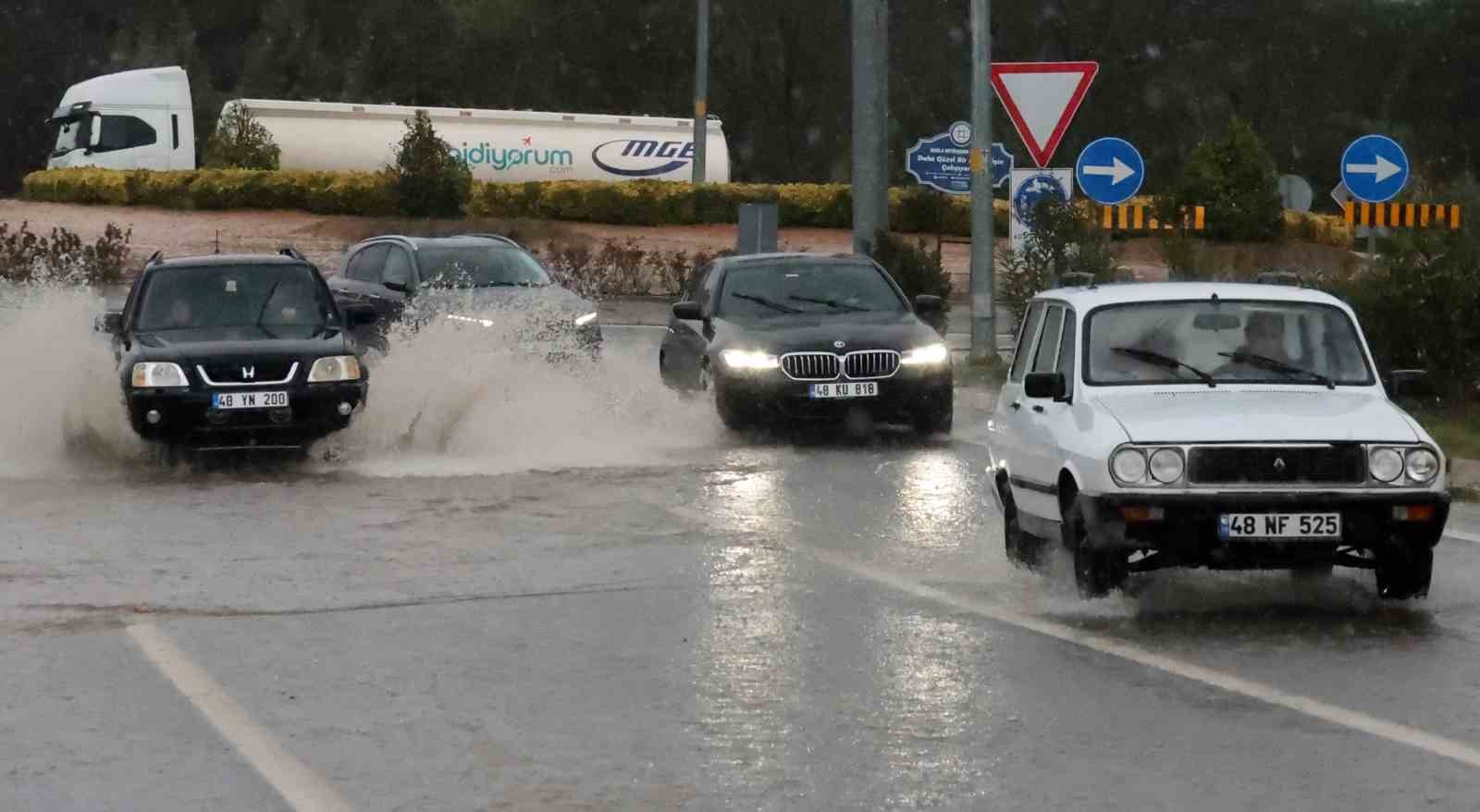 Muğla’da sağanak yağış etkili oluyor
