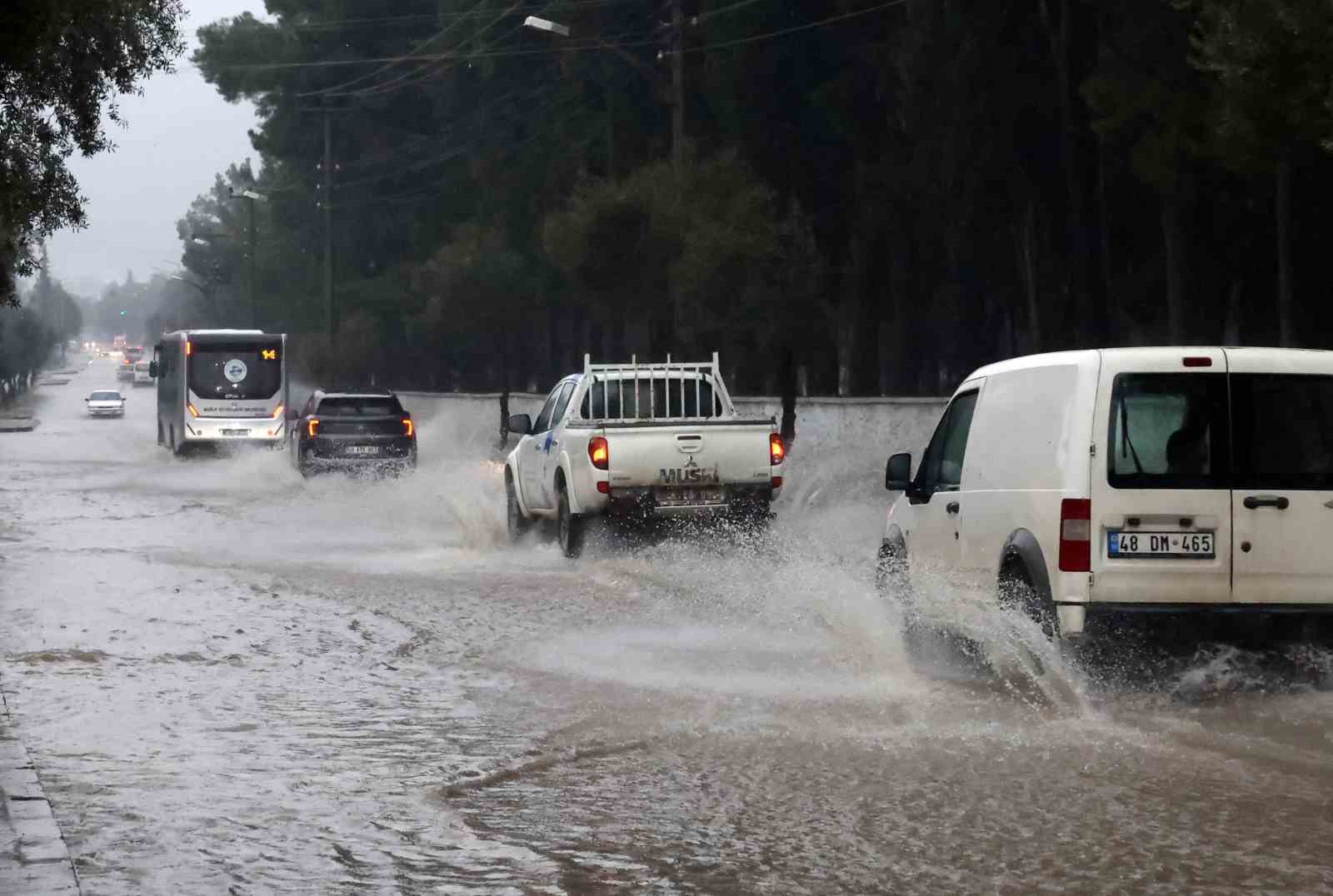 Muğla’da sağanak yağış etkili oluyor

