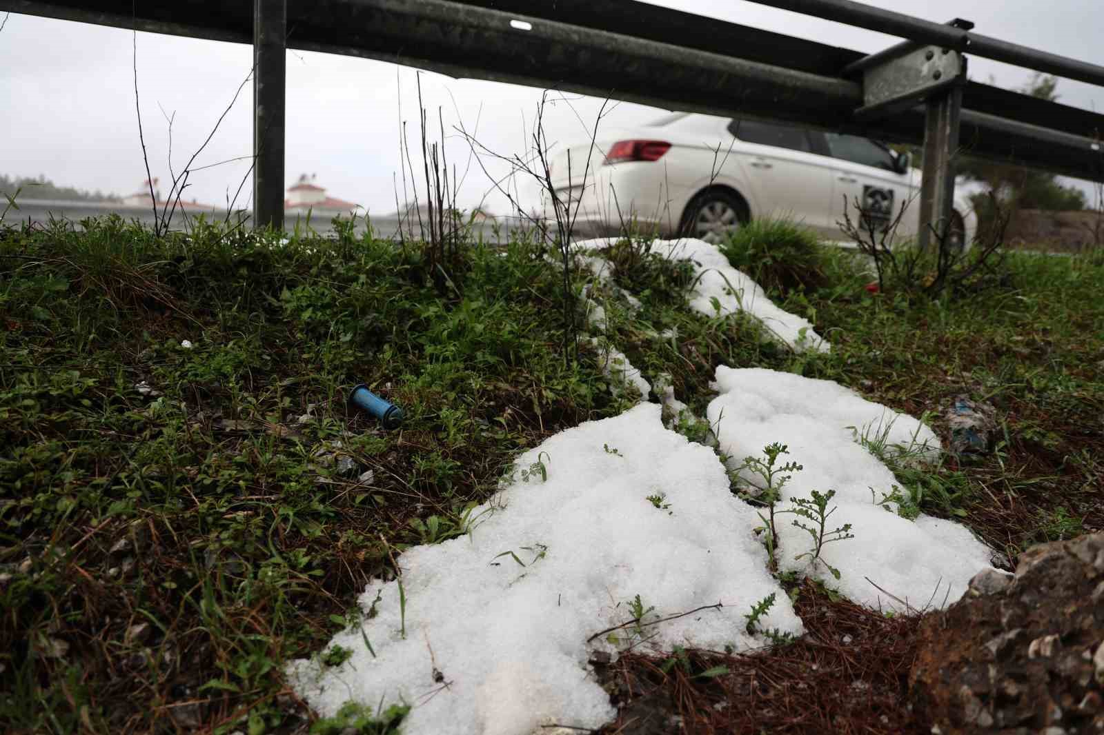 Muğla’da sağanak yağmur ile birlikte dolu yağdı
