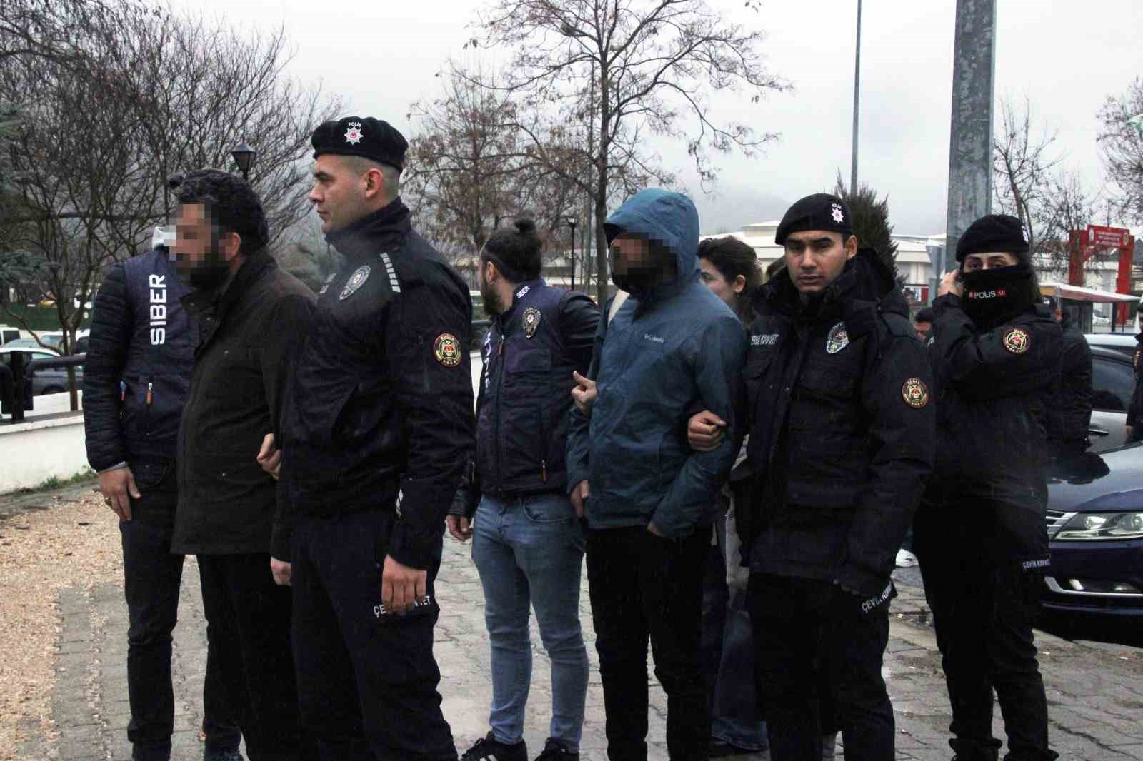 Muğla’da sahte hesap üzerinden  ‘Devlet Büyüklerine Hakaret’ şüphelileri adliyeye sevk edildi
