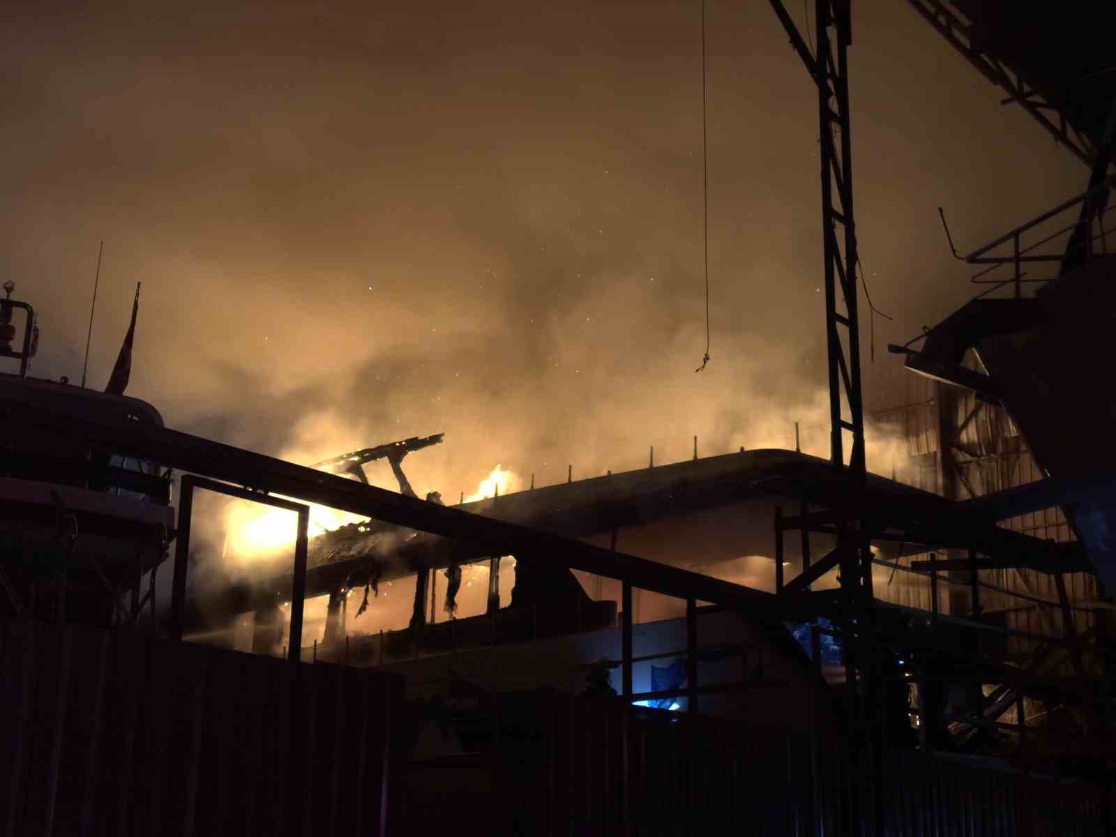 Muğla’da tersane yangını: Söndürme çalışmaları sürüyor
