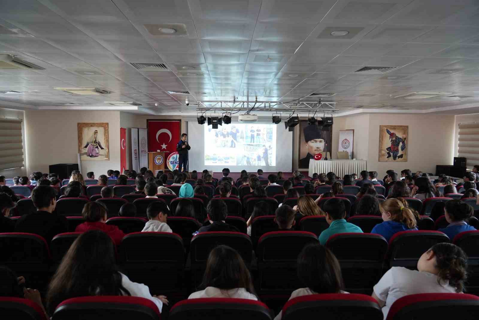 Muğla’da uzay rüzgarı Türkiye’nin ikinci astronotu Atasever gençlerle buluştu
