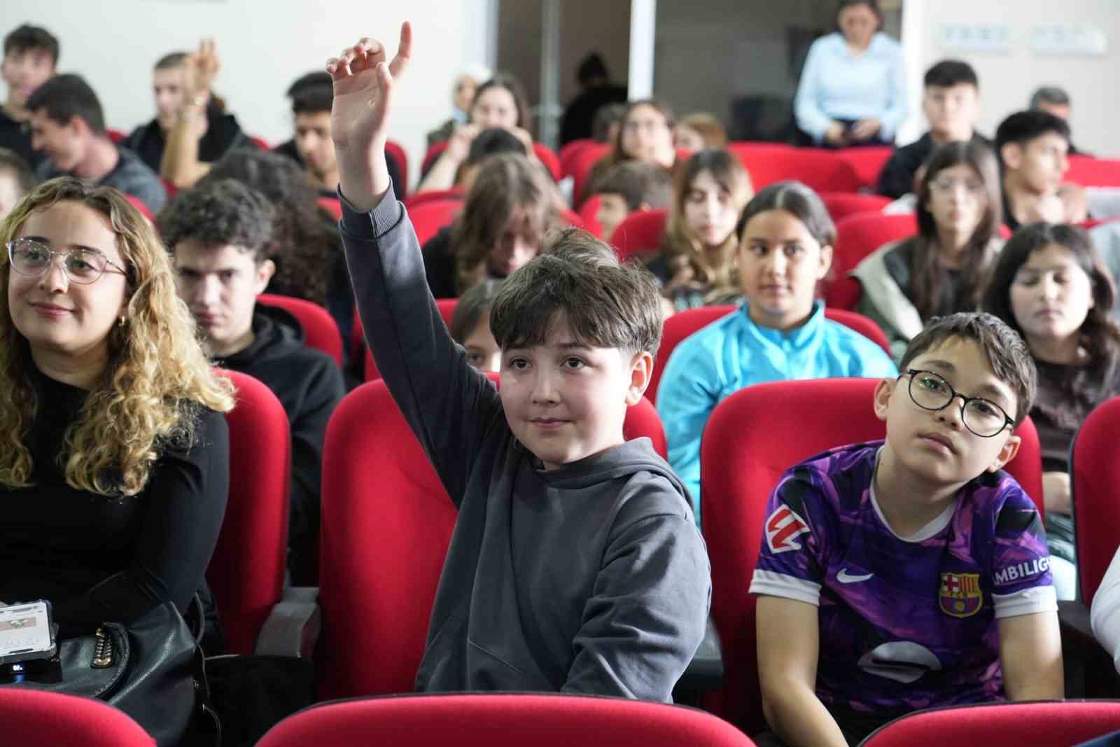 Muğla’da uzay rüzgarı Türkiye’nin ikinci astronotu Atasever gençlerle buluştu
