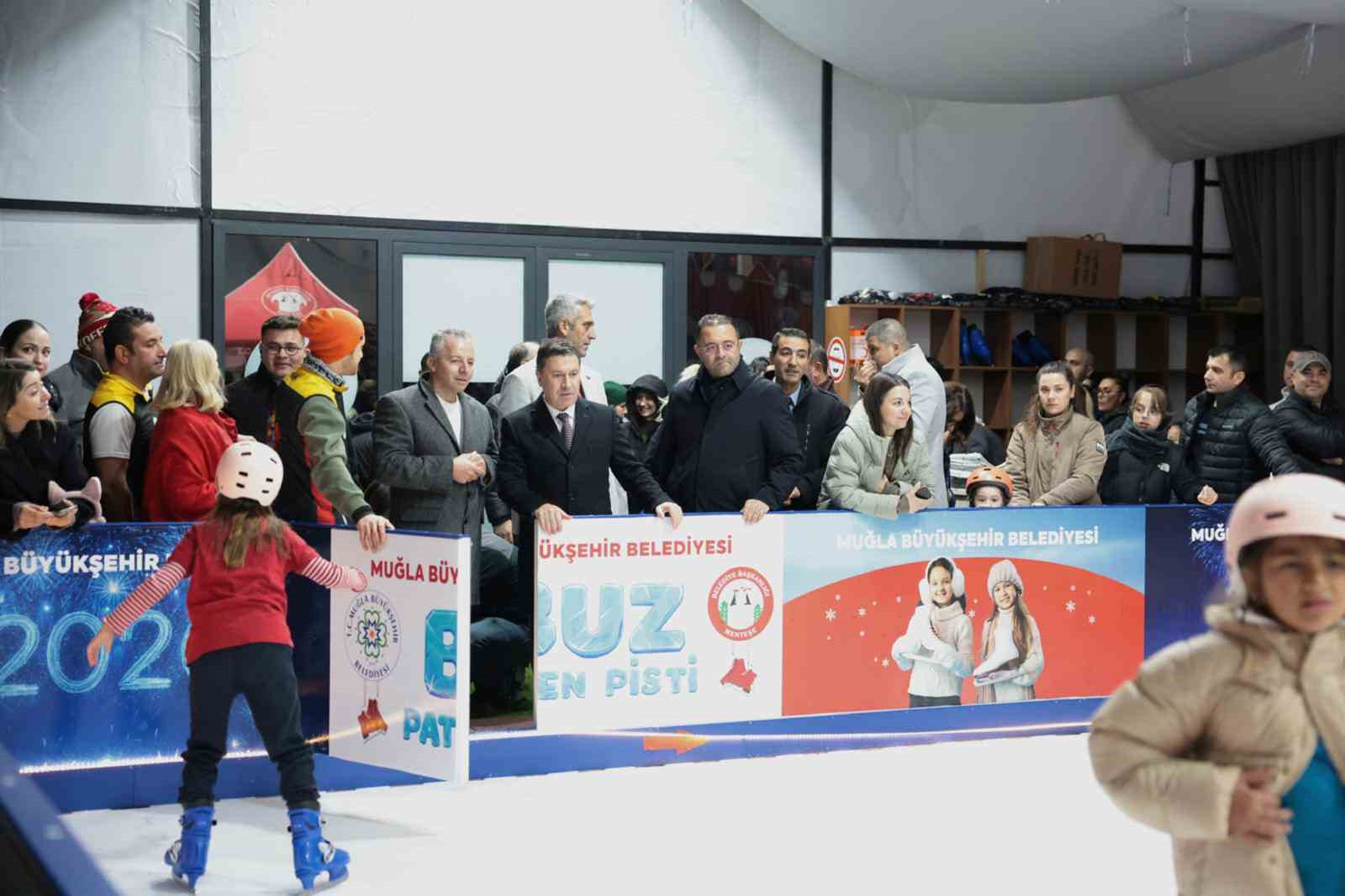 Muğla’da yeni yıl coşkusu buz paten pistiyle başladı
