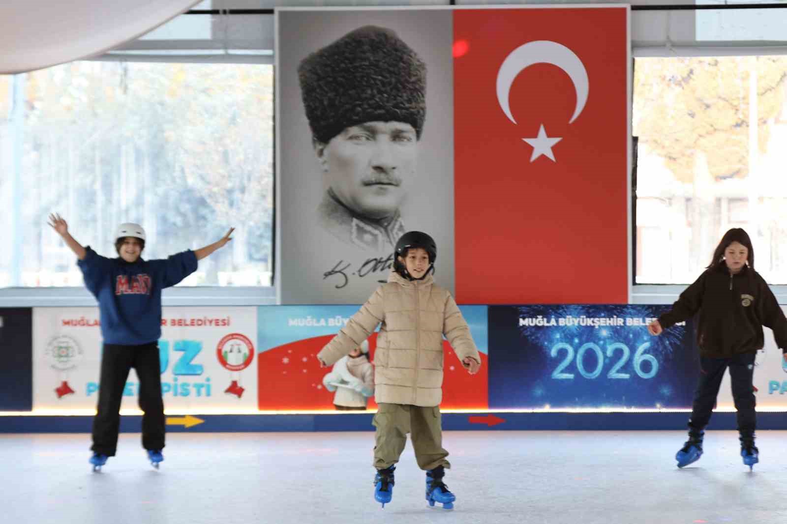 Muğla’da yeni yıl coşkusu buz paten pistiyle başladı
