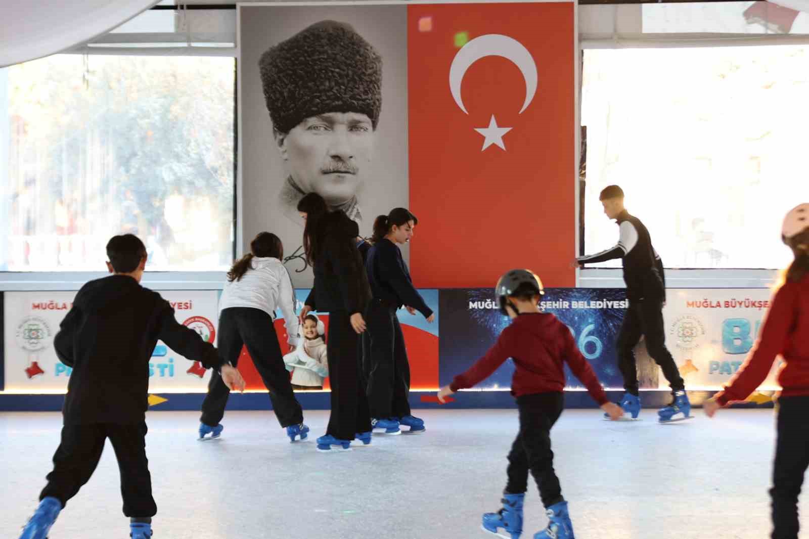 Muğla’da yeni yıl coşkusu buz paten pistiyle başladı
