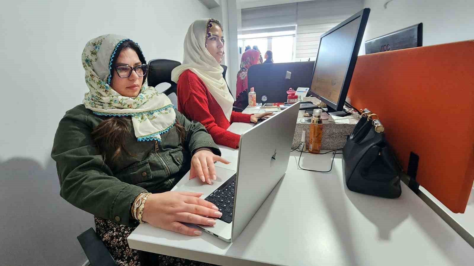 Muğlalı kadın gazetecilerden Zeynep Güneş’e destek
