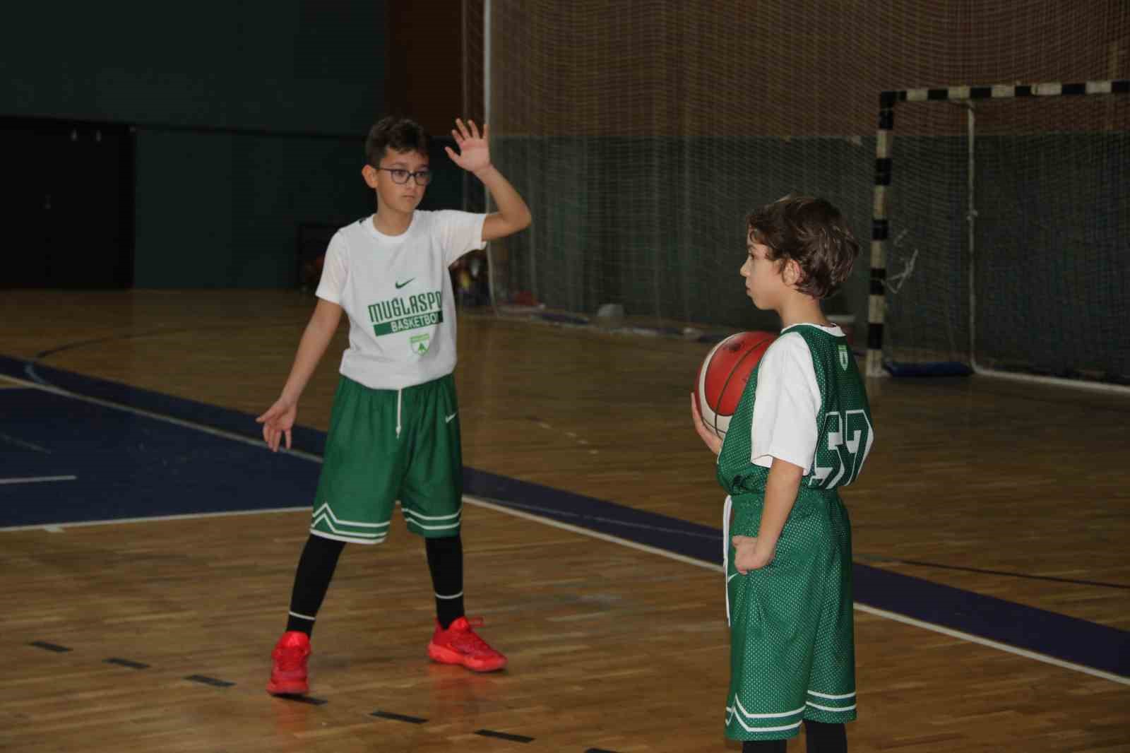 Muğlaspor basketbolda genç yetenekleri yetiştiriyor
Muğlaspor basketbolda genç yetenekleri yetiştiriyor