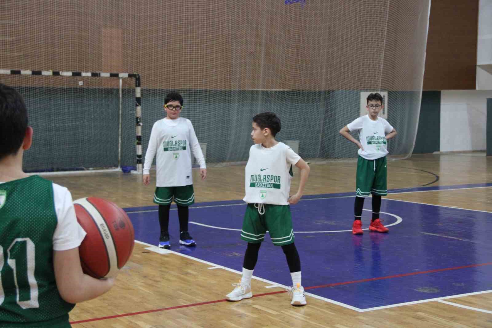 Muğlaspor basketbolda genç yetenekleri yetiştiriyor
Muğlaspor basketbolda genç yetenekleri yetiştiriyor