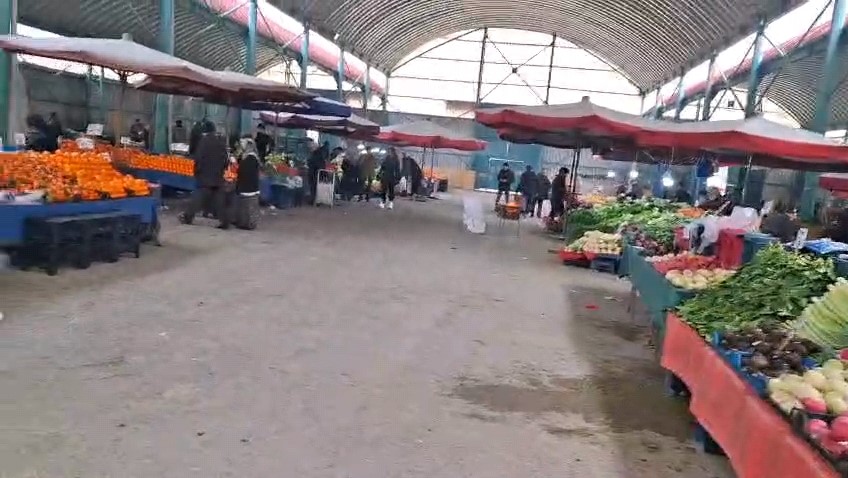 Muhtardan ‘Kapalı Pazar’ isyanı: "Pazarcı cereyandan kaçıyor, halk mağdur oluyor"
Muhtardan ‘Kapalı Pazar’ isyanı: "Pazarcı cereyandan kaçıyor, halk mağdur oluyor"