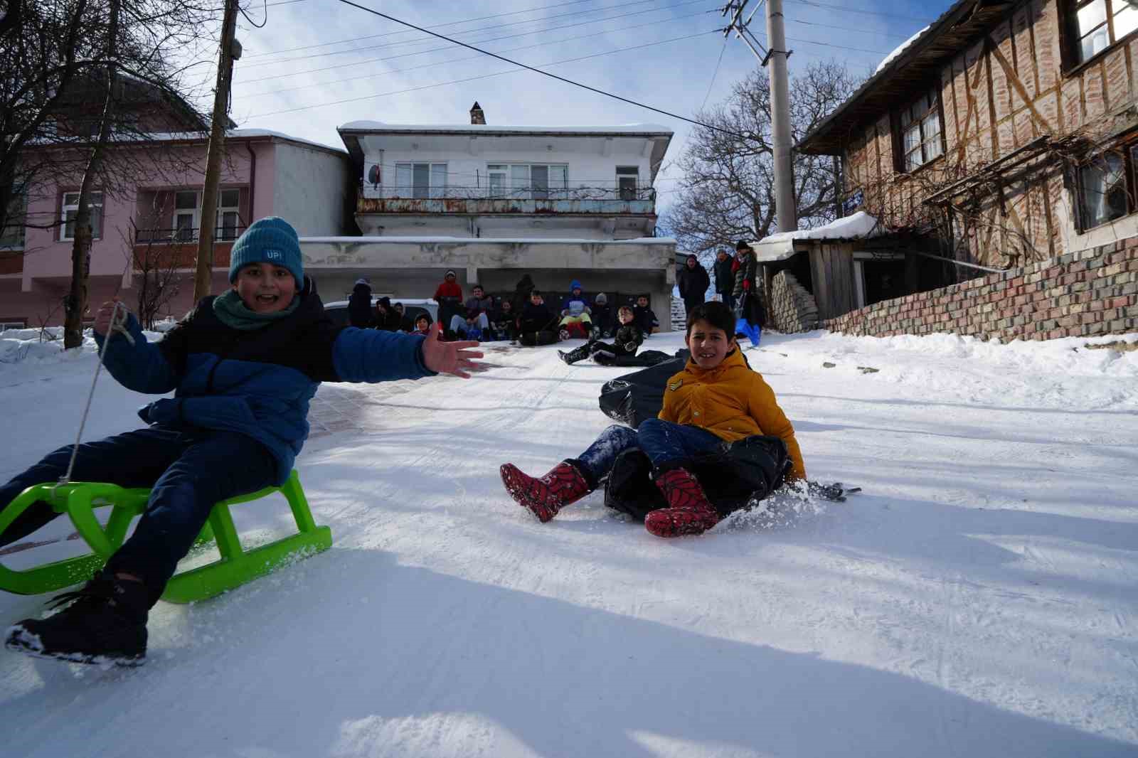 Muhtarın Yokuşu’nda çocukların kar eğlencesi
