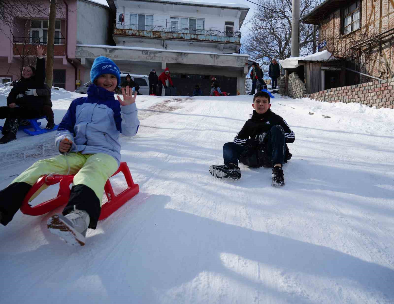 Muhtarın Yokuşu’nda çocukların kar eğlencesi
