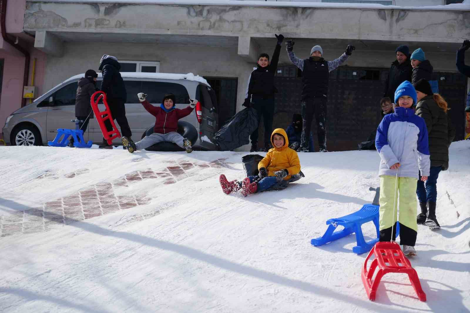 Muhtarın Yokuşu’nda çocukların kar eğlencesi
