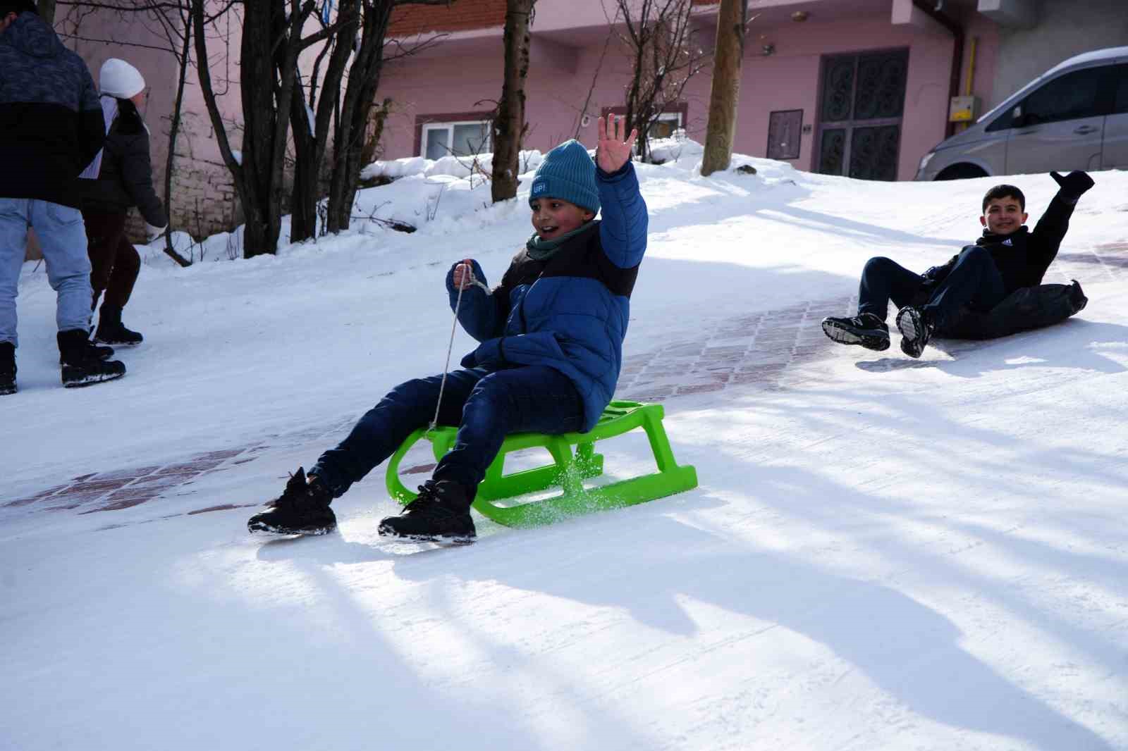 Muhtarın Yokuşu’nda çocukların kar eğlencesi
