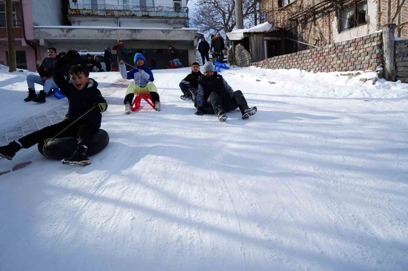 Muhtarın Yokuşu’nda çocukların kar eğlencesi
