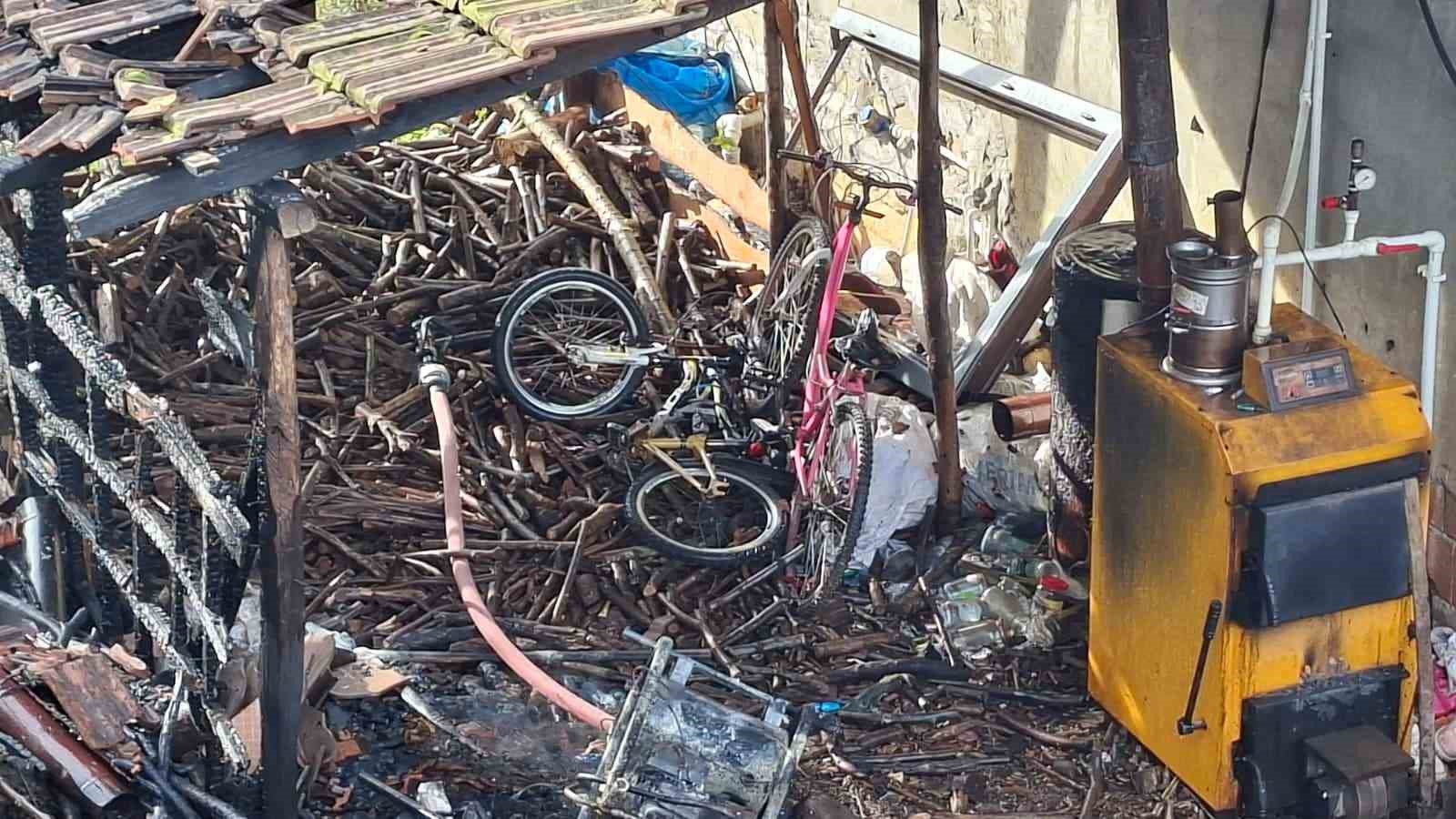 Muhtemel faciayı itfaiye önledi: Odunluktaki yangın eve sıçramadan söndürüldü
