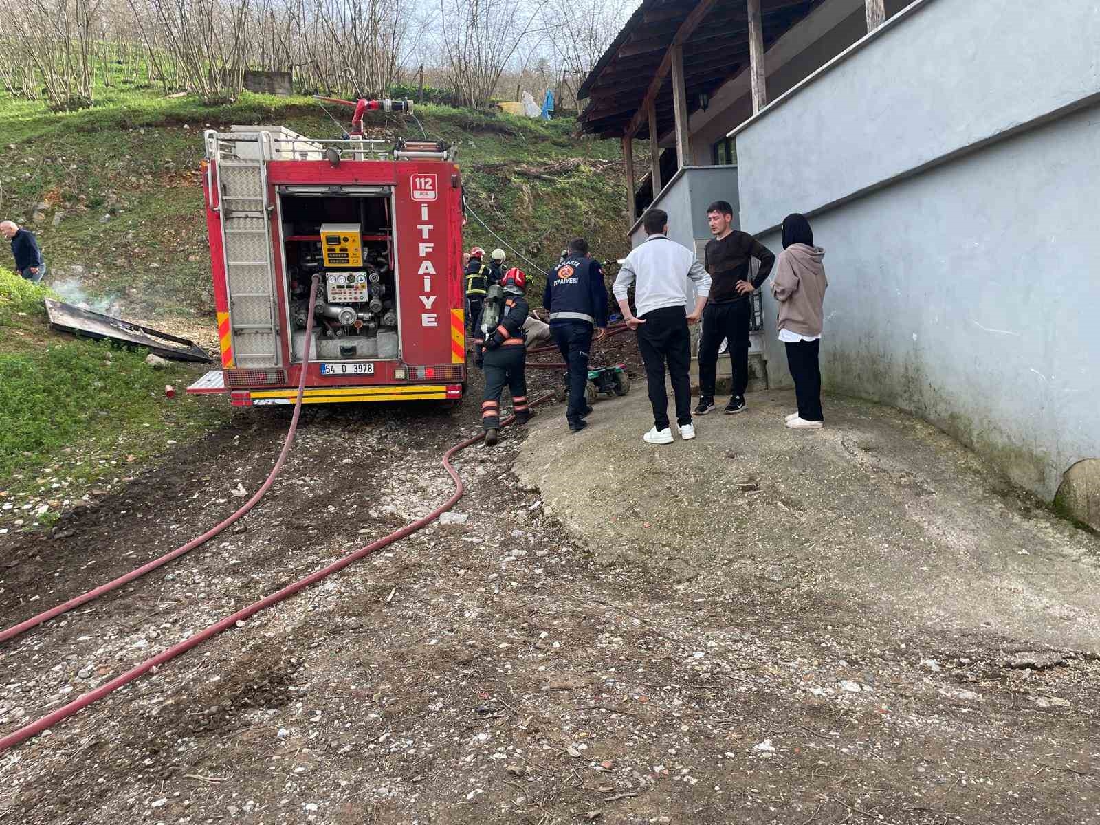 Muhtemel faciayı itfaiye önledi: Odunluktaki yangın eve sıçramadan söndürüldü
