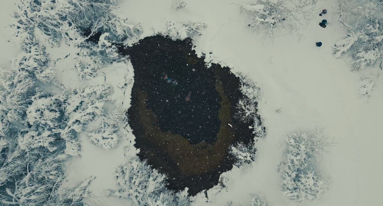 Muhteşem manzarada üç arkadaş kar yağışı altında gölette yüzdü
