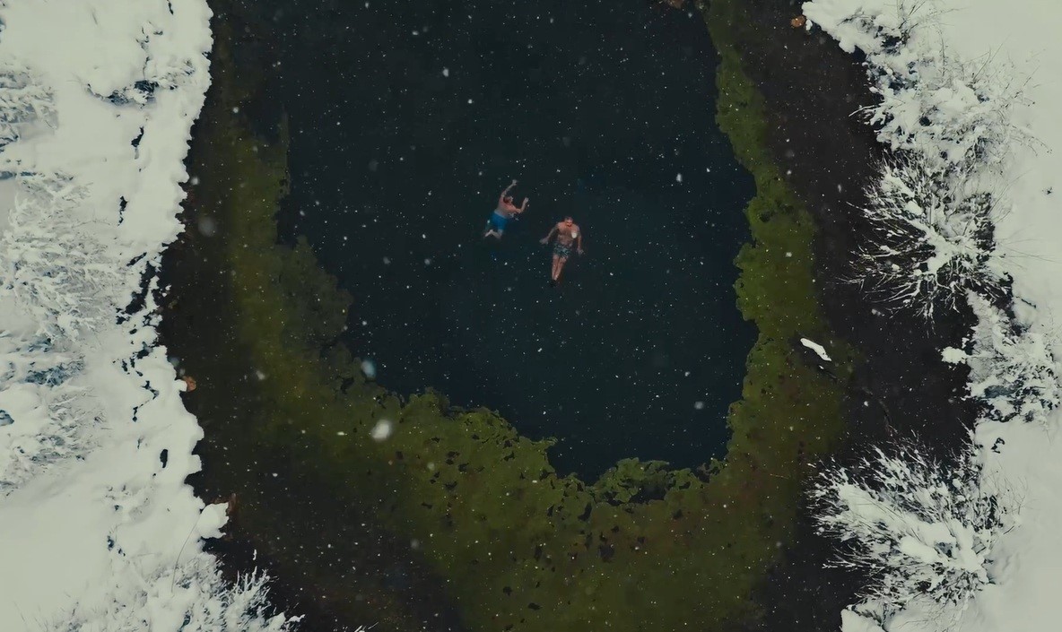 Muhteşem manzarada üç arkadaş kar yağışı altında gölette yüzdü
