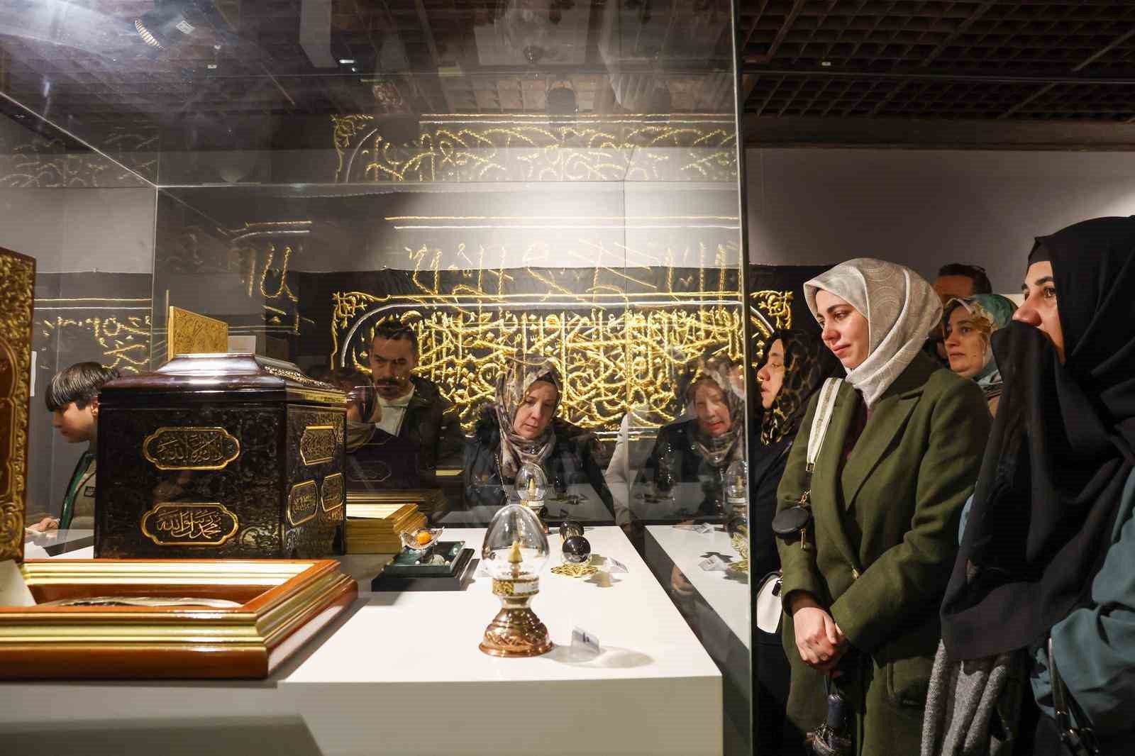 Mukaddes Emanetler Sergisi’ne yoğun ilgi
Mukaddes Emanetler Sergisi’ne yoğun ilgi