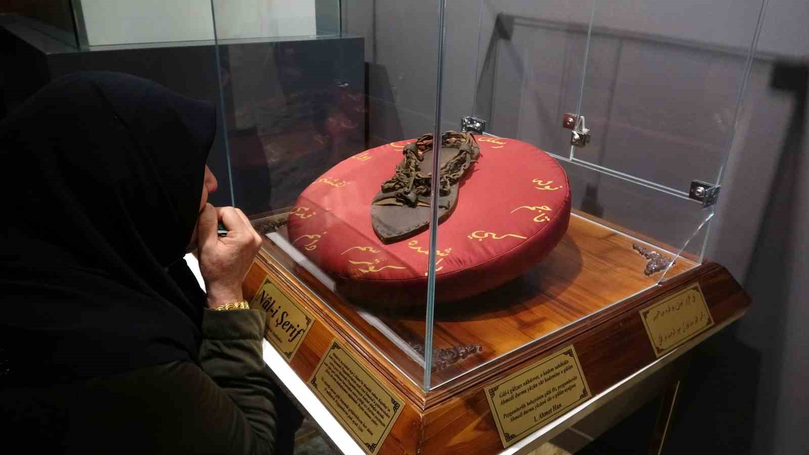 Mukaddes Emanetler Sergisi’ne yoğun ilgi
Mukaddes Emanetler Sergisi’ne yoğun ilgi