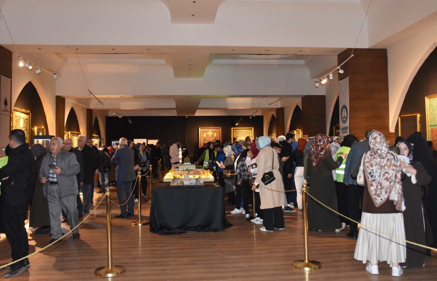 Mukaddes Emanetler Sergisi’ne yoğun ilgi
