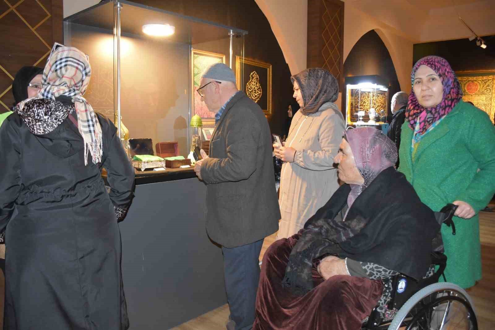 Mukaddes Emanetler Sergisi’ne yoğun ilgi
