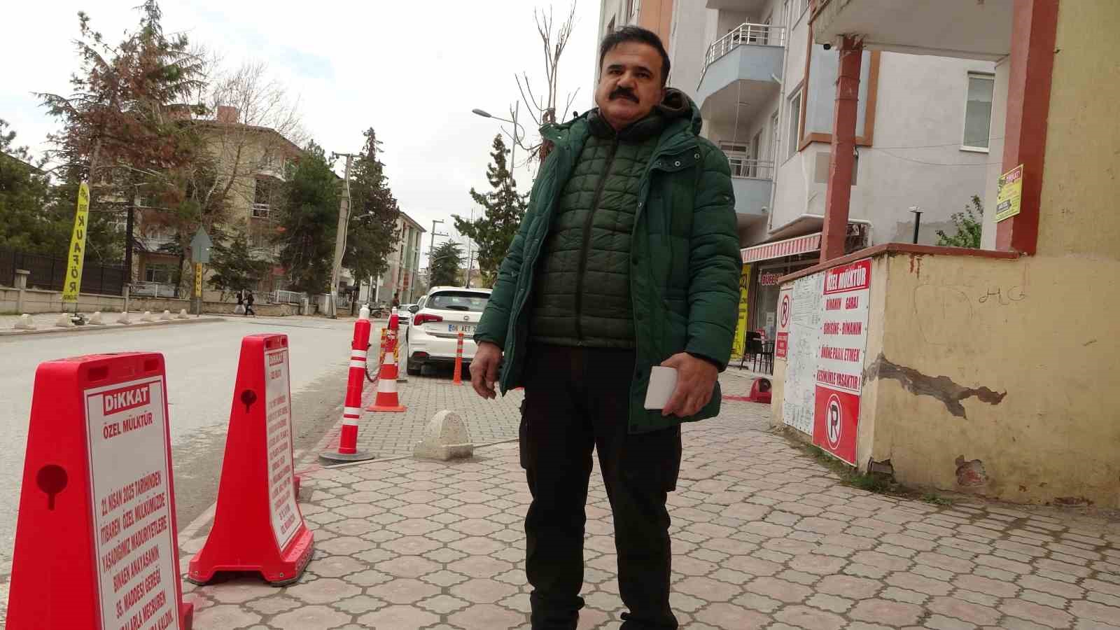 "Mülküm" diyerek kaldırımı dubalarla kapattı
