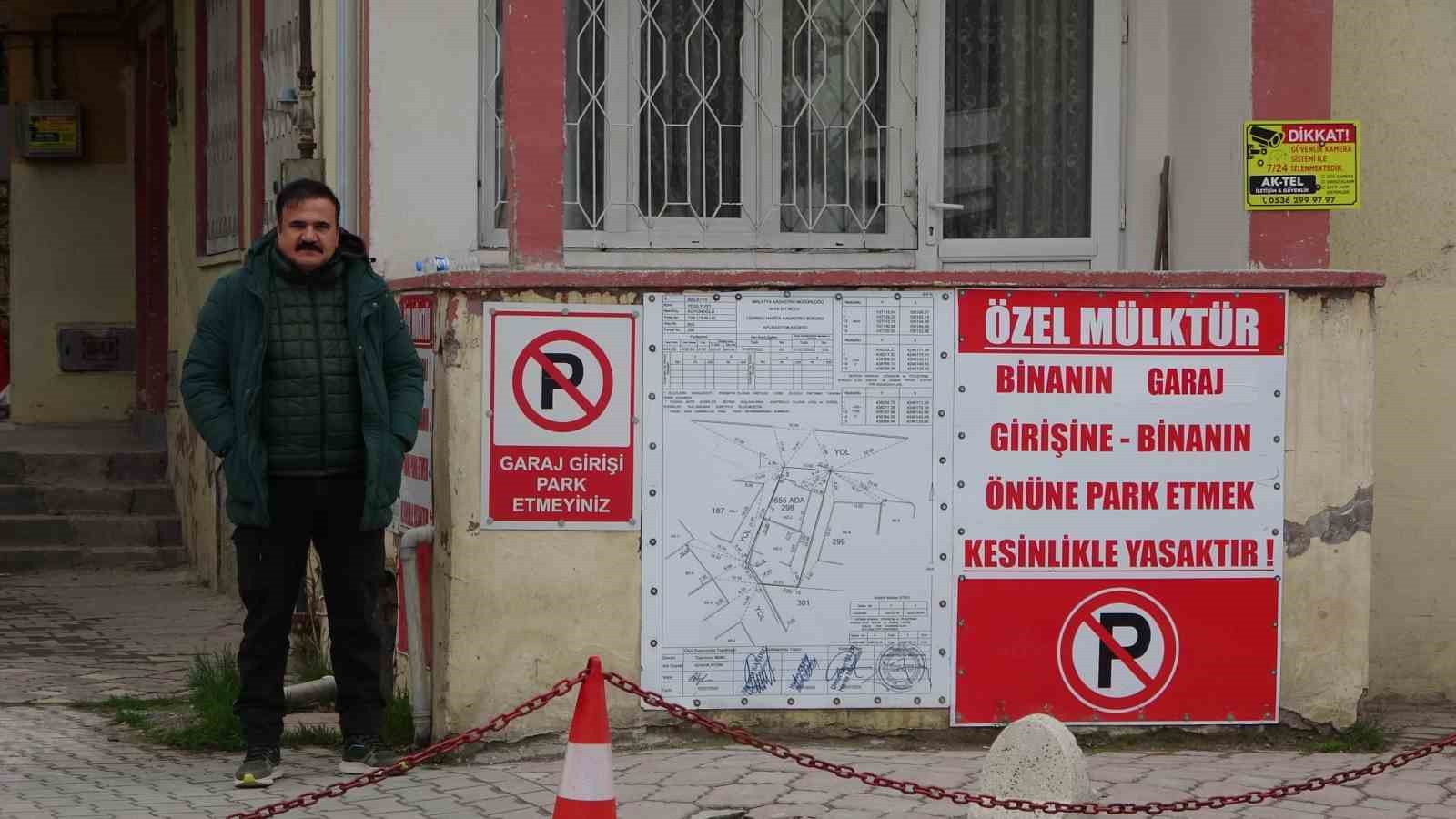 "Mülküm" diyerek kaldırımı dubalarla kapattı
