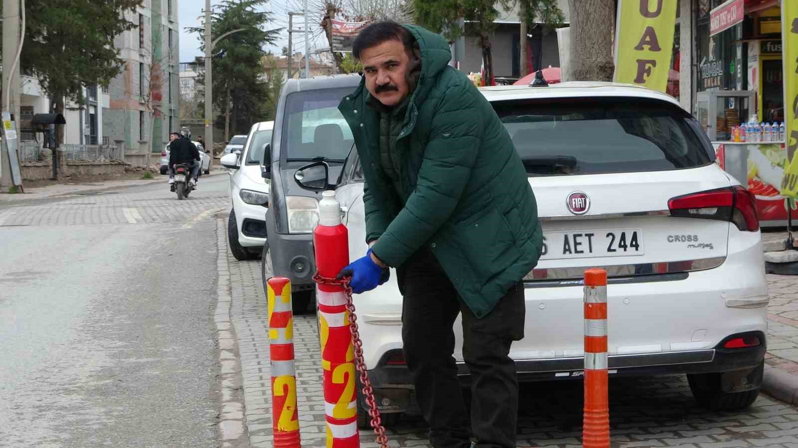 "Mülküm" diyerek kaldırımı dubalarla kapattı
