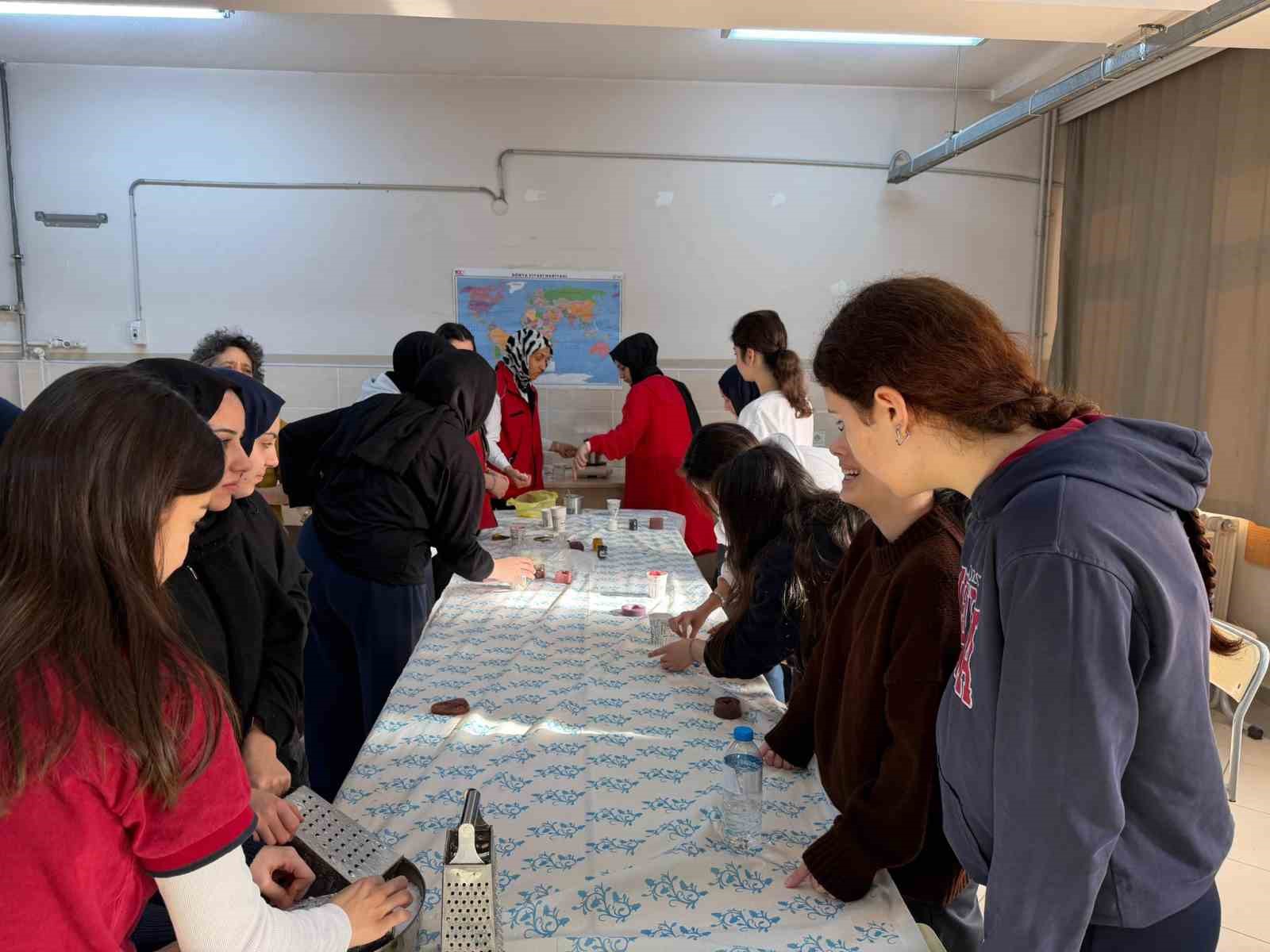 Mum atölyesi liselileri etkiledi
