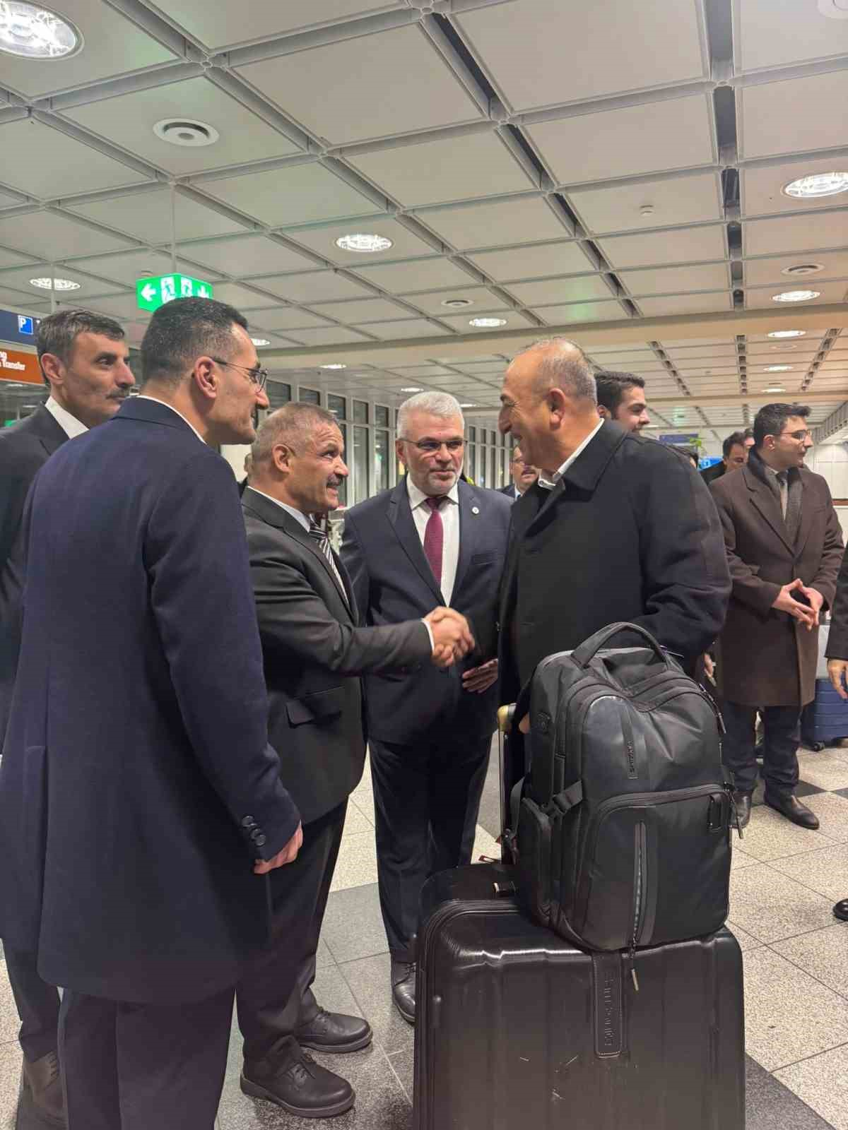 Münih’te Türk heyetine AKİB’ten coşkulu karşılama: Hulusi Akar’a büyük ilgi
Münih’te Türk heyetine AKİB’ten coşkulu karşılama: Hulusi Akar’a büyük ilgi