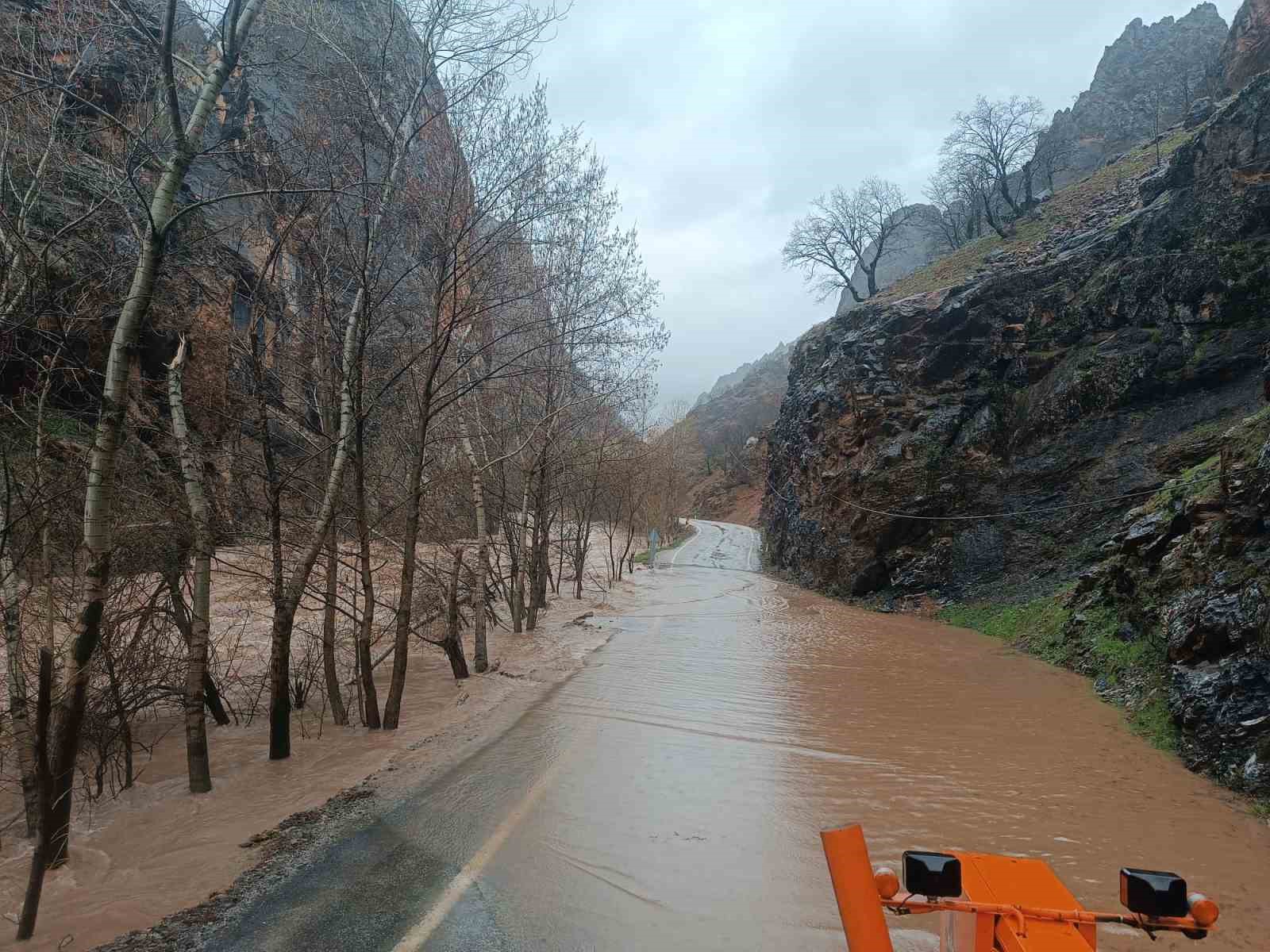 Munzur Nehri taştı, Tunceli-Ovacık yolunda ulaşım durduruldu
