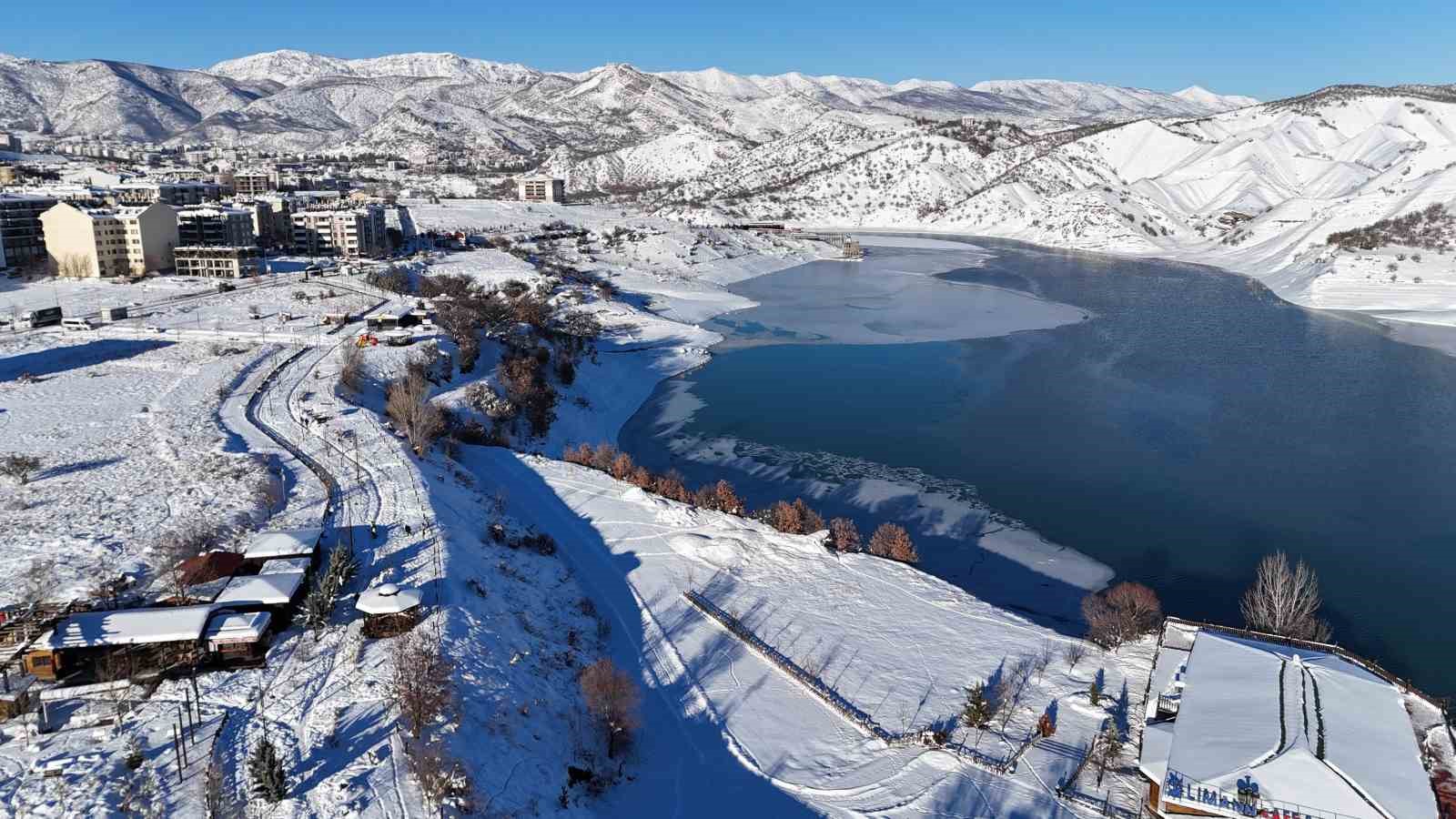 Munzur Nehri’nin kıyısında, karlar altında bir şehir: Tunceli, havadan görüntülendi
