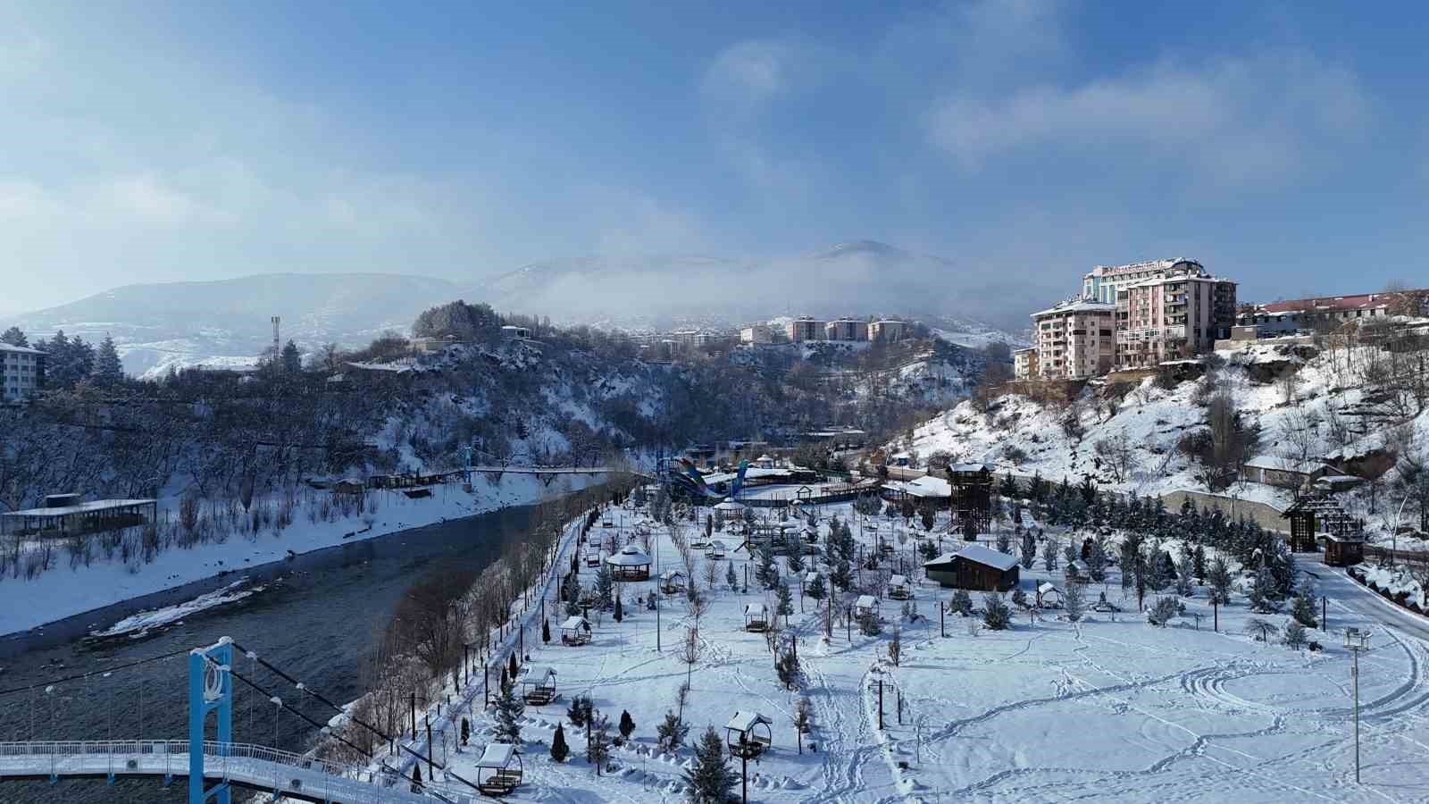 Munzur Nehri’nin kıyısında, karlar altında bir şehir: Tunceli, havadan görüntülendi
