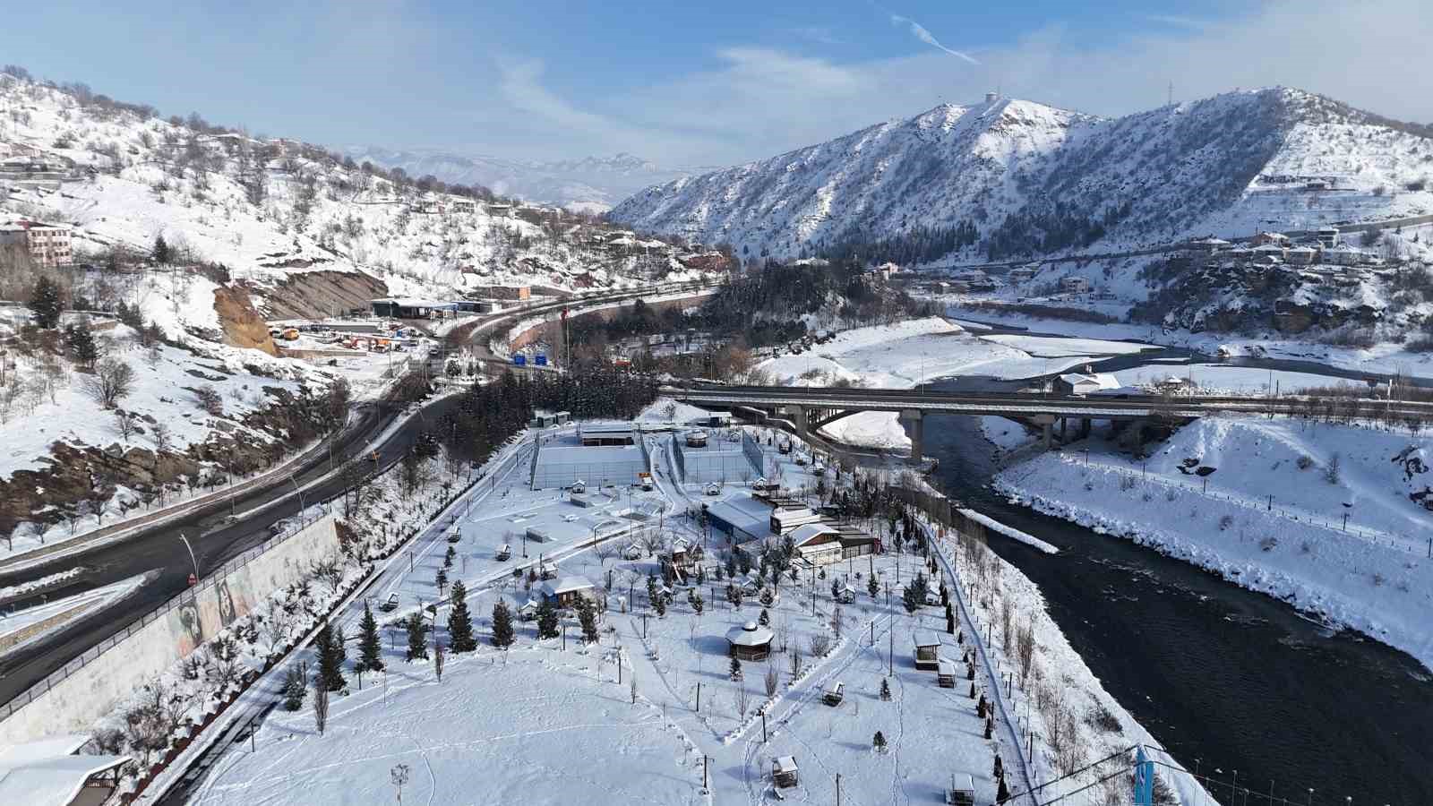 Munzur Nehri’nin kıyısında, karlar altında bir şehir: Tunceli, havadan görüntülendi
