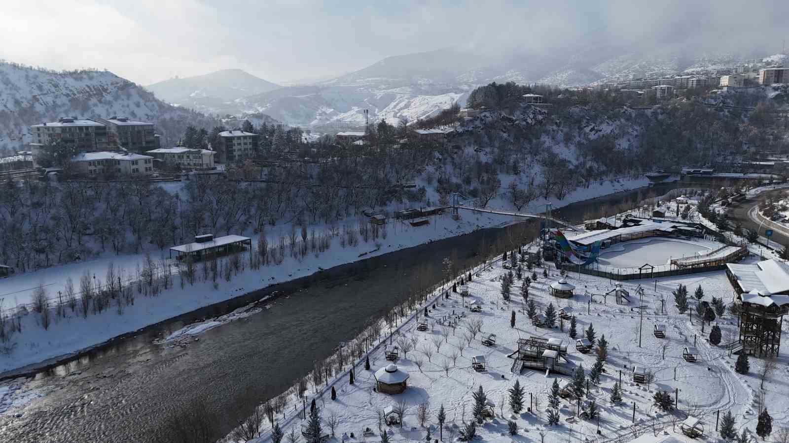 Munzur Nehri’nin kıyısında, karlar altında bir şehir: Tunceli, havadan görüntülendi
