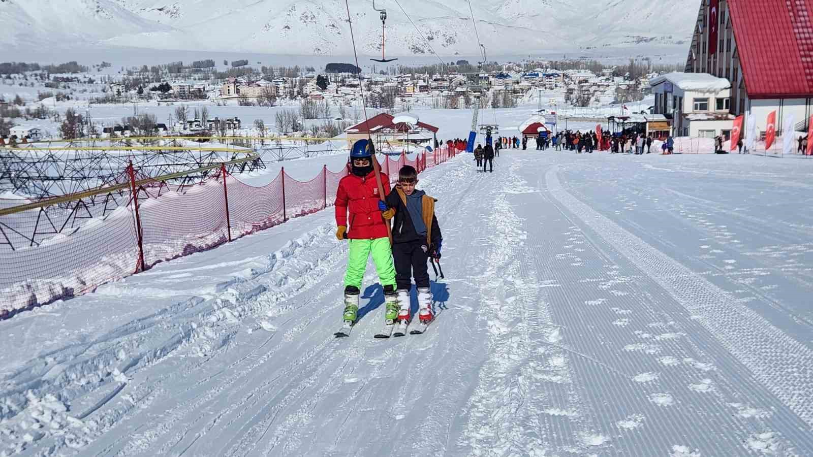 Munzur’un eteklerinde kayak sezonu başladı
