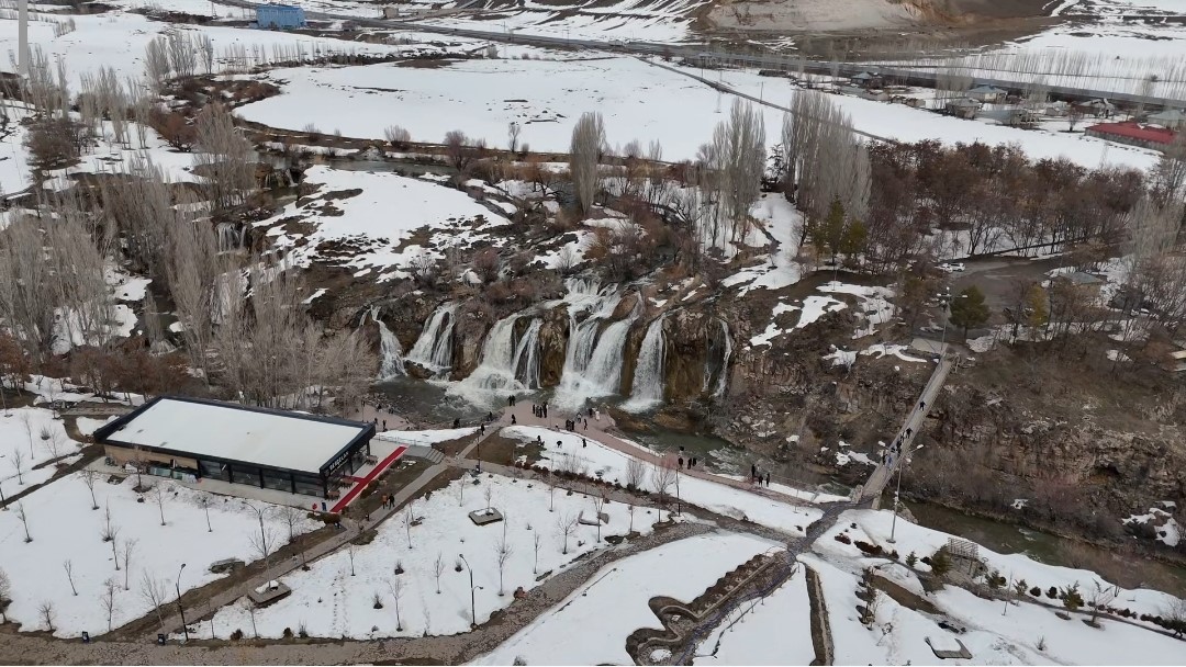 Muradiye Şelalesi her mevsim ayrı bir güzel
