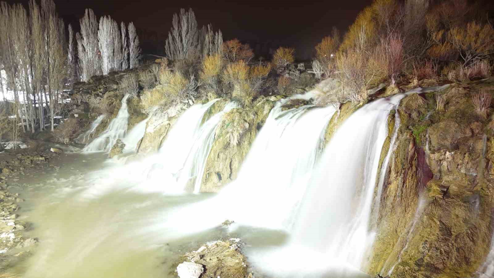 Muradiye Şelalesi mevsimlerin ötesinde bir güzellik
