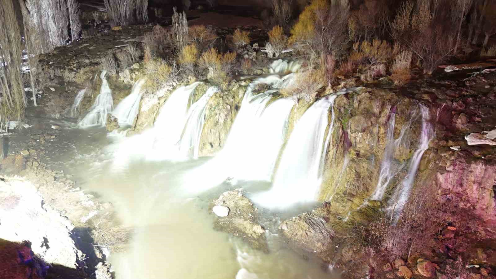 Muradiye Şelalesi mevsimlerin ötesinde bir güzellik
