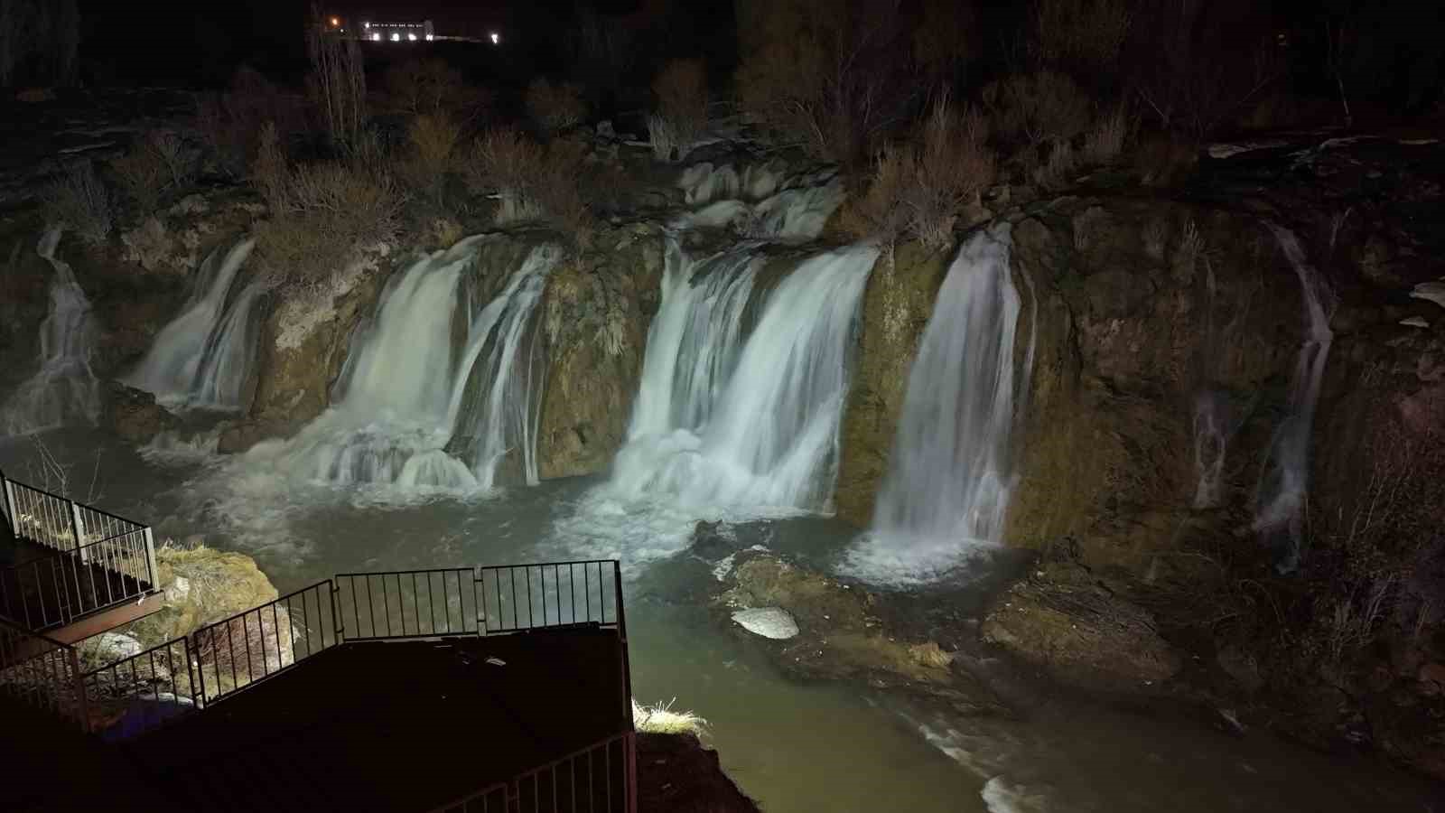 Muradiye Şelalesi mevsimlerin ötesinde bir güzellik
