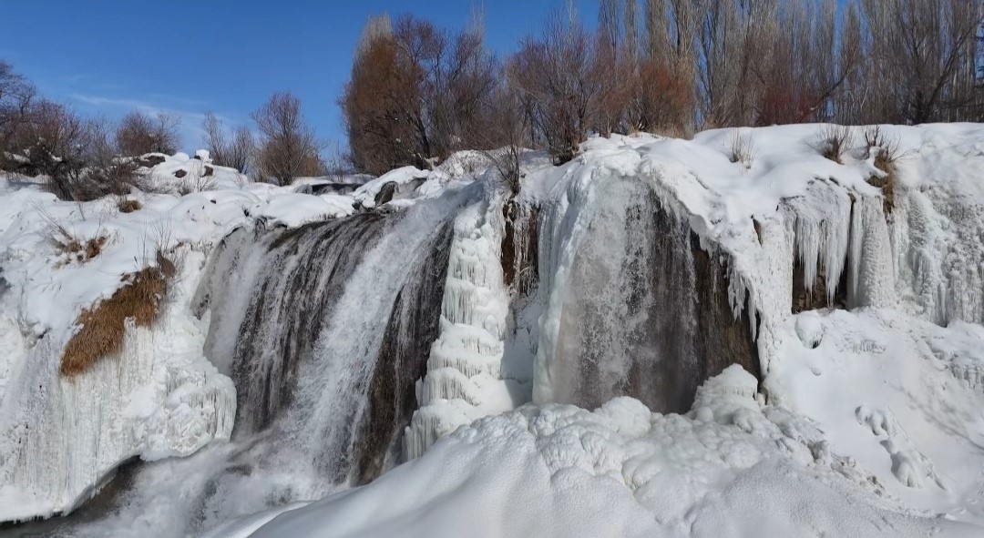 Muradiye Şelalesi mevsimlerin ötesinde bir güzellik
