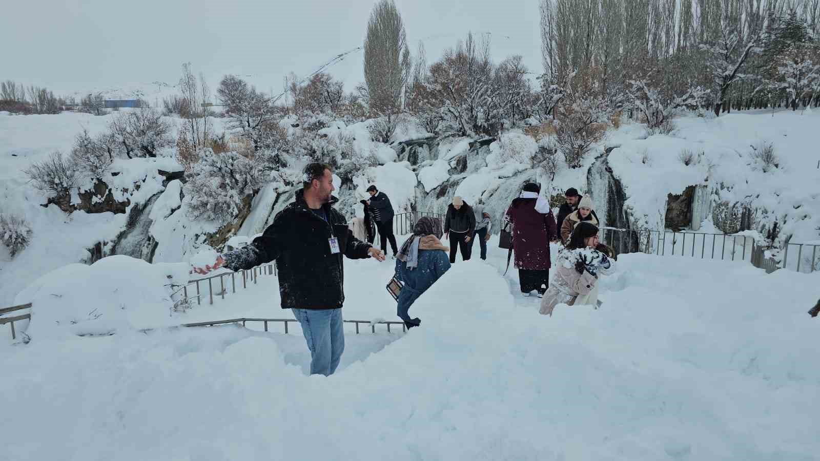 Muradiye Şelalesi’ne ziyaretçi akını
