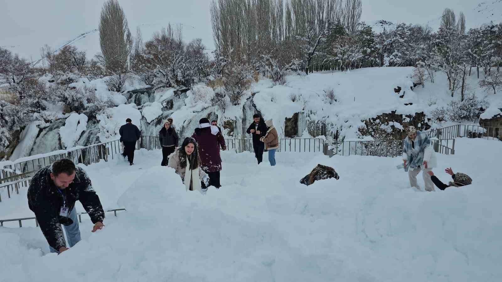 Muradiye Şelalesi’ne ziyaretçi akını

