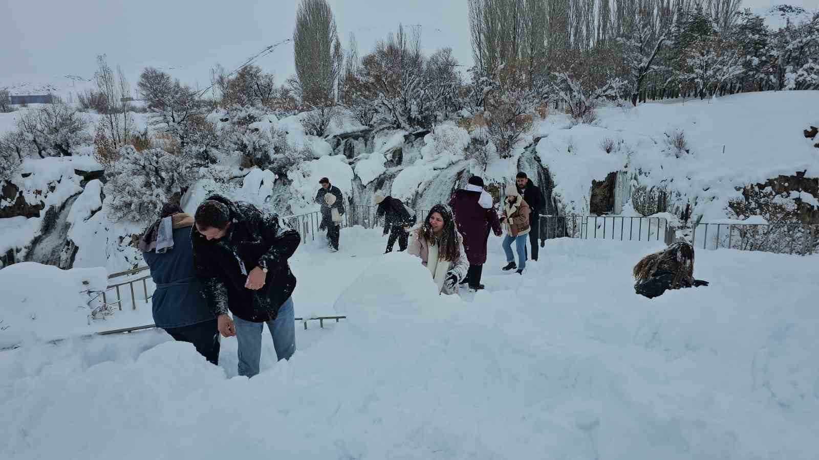 Muradiye Şelalesi’ne ziyaretçi akını
