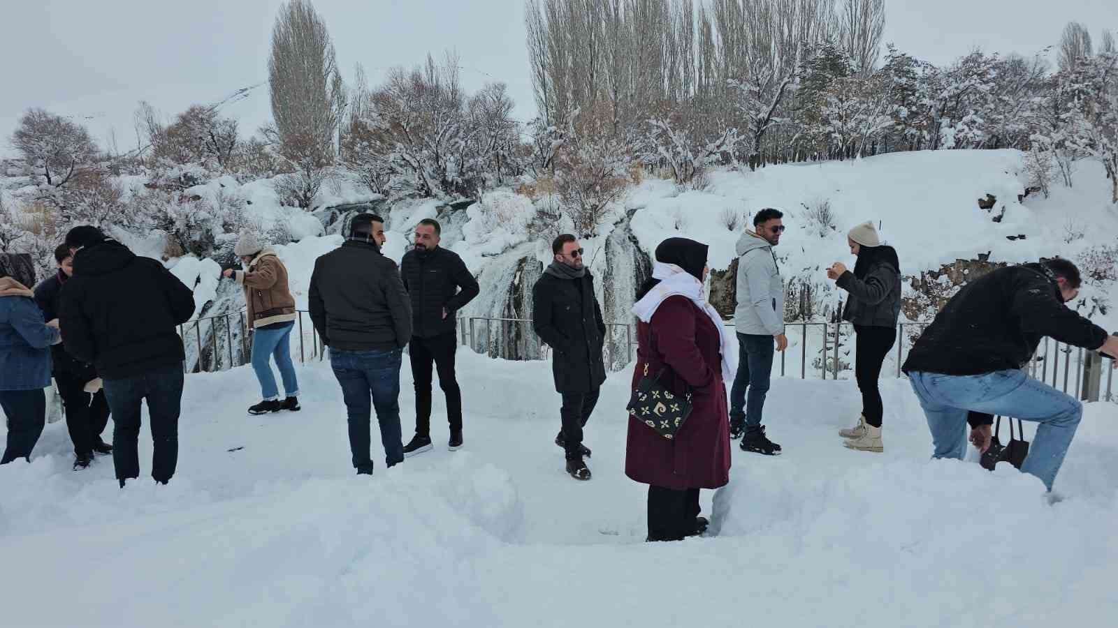 Muradiye Şelalesi’ne ziyaretçi akını
