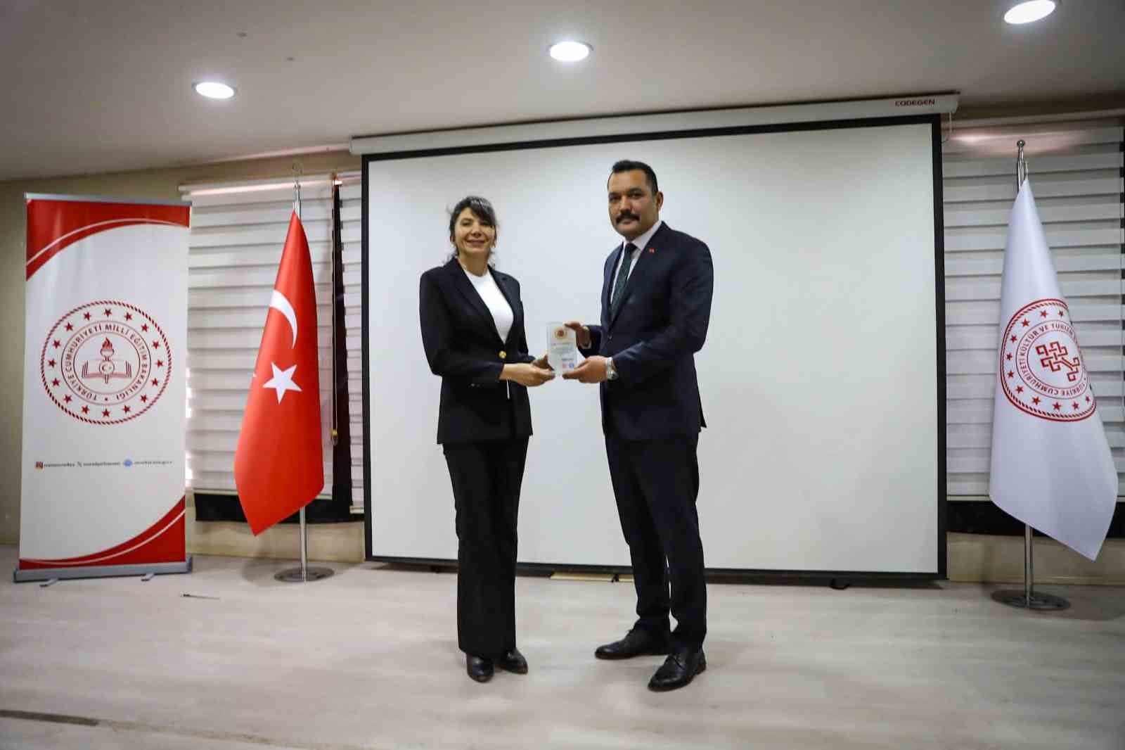 Muradiye’de "Eğitim Yönetiminde Liderlik, Vizyon ve Yönetim Semineri" düzenlendi
